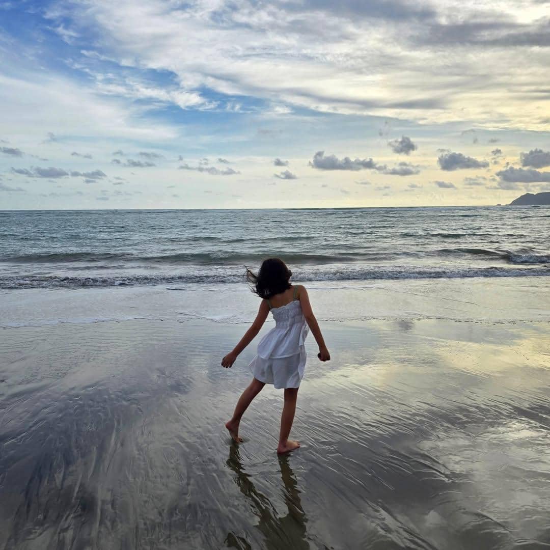 Hamish Daud dan Zalina main di pantai