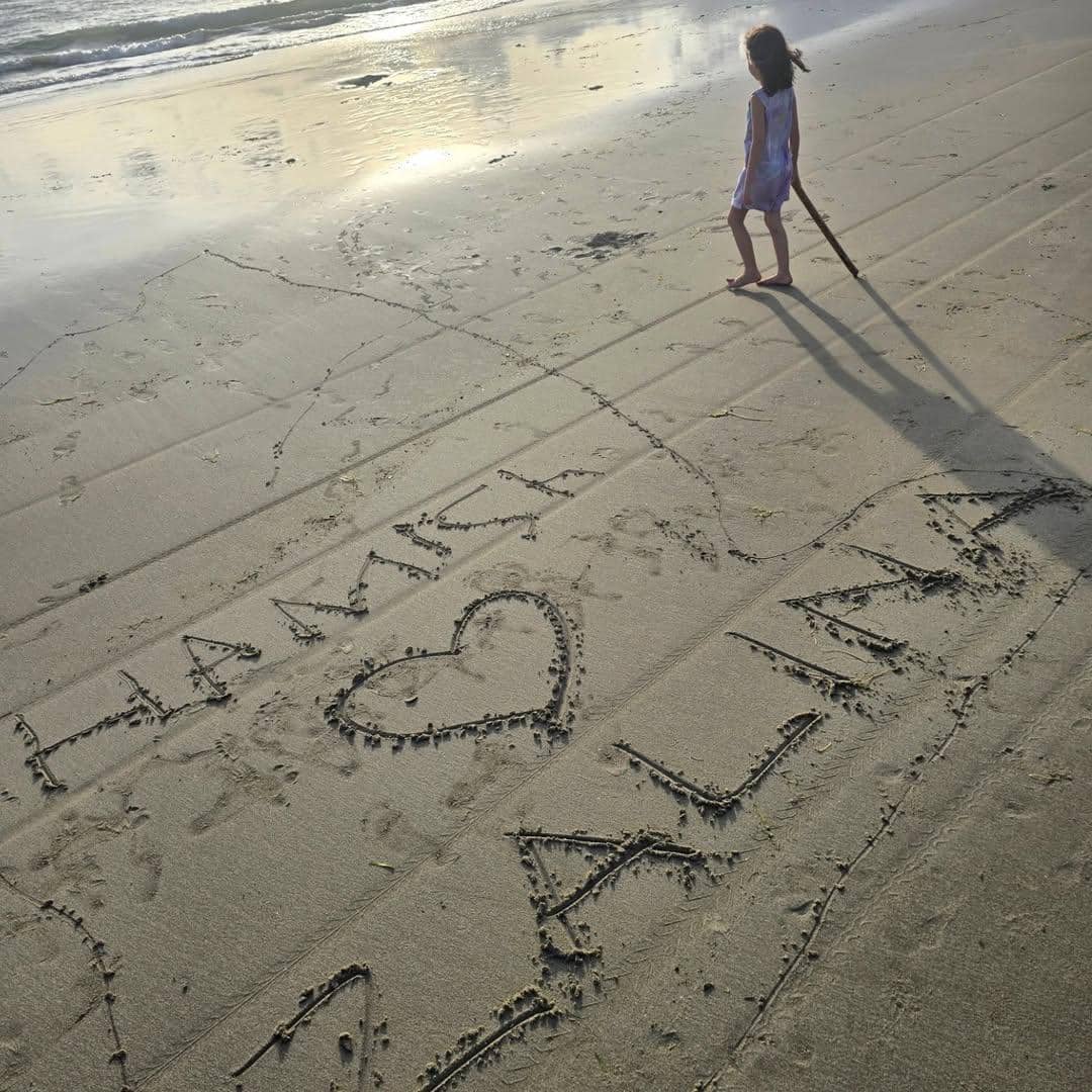 Hamish Daud dan Zalina main di pantai