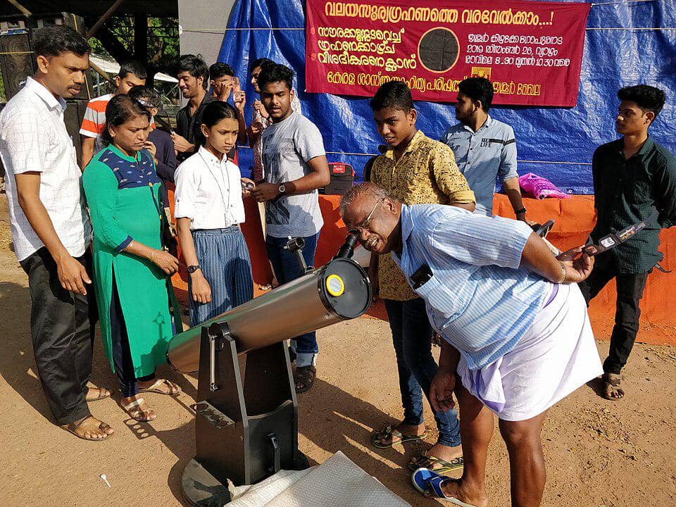 Melihat gerhana matahari dengan teleskop wajib menggunakan filter surya supaya lebih aman.