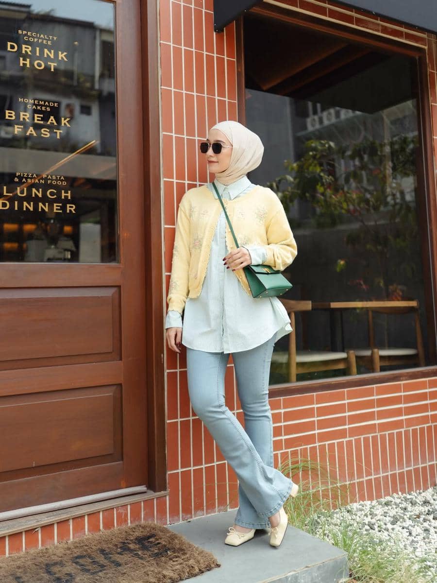 padu padan knitwear ala Mega Iskanti