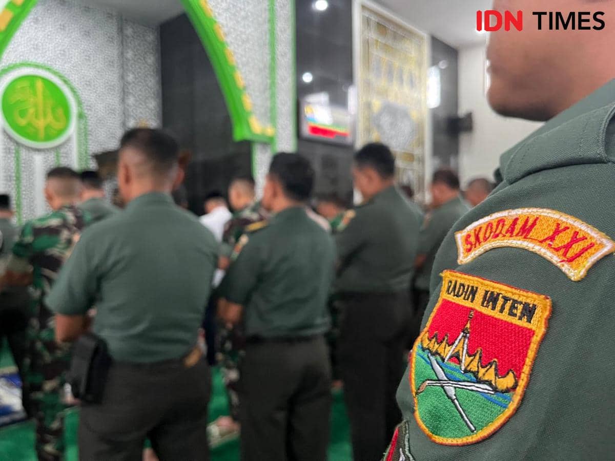 Kodam XXI/Radin Inten menggelar salat gaib dan doa bersama untuk korban bencana tanah longsor di Desa Pasirlangu, Kecamatan Cisarua, Kabupaten Bandung Barat, Jawa Barat. 