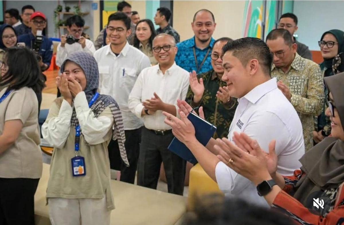 Sekretaris Kabinet, Teddy Indra Wijaya, bersama Menteri Ketenagakerjaan (Menaker), yassierli, meninjau tempat program magang nasional di salah satu perusahaan kosmetik, pada Selasa (27/1/2026) (Instagram/@sekretariat.kabinet)