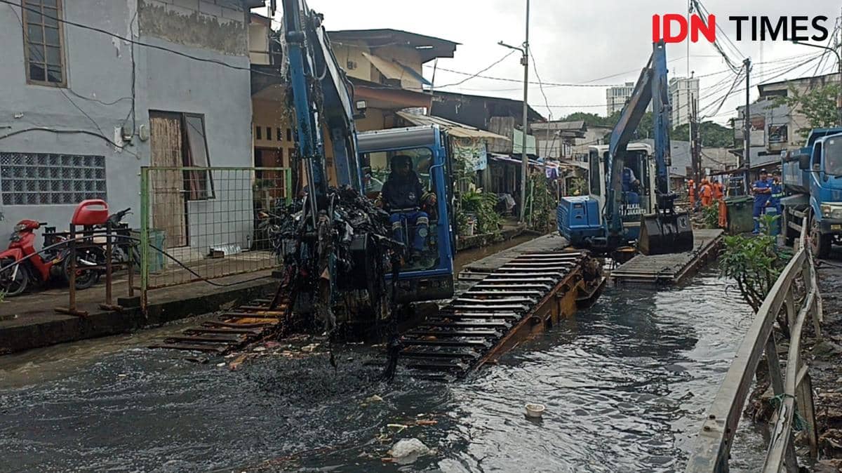 Ilustrasi pengerukan, Dinas SDA DKI Jakarta melakukan pengetikan Kali Cakung Lama Cilincing Jakarta Utara