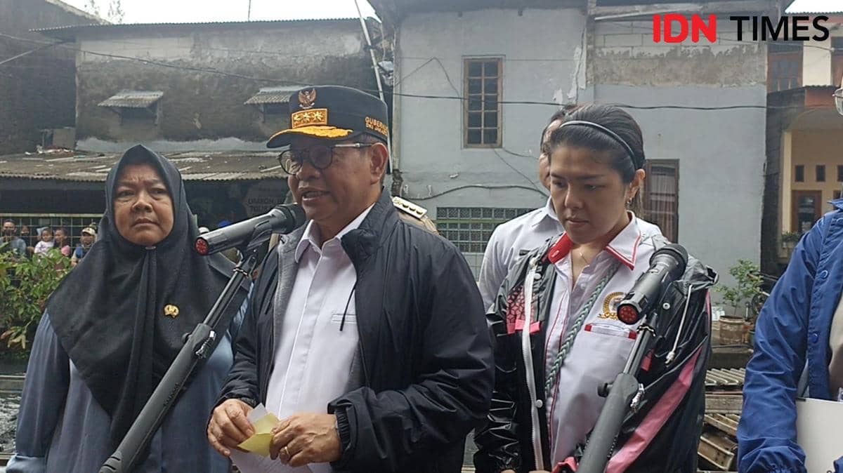 Gubernur DKI Jakarta Pramono Anung mengecek pengerukan kali di Cilincing