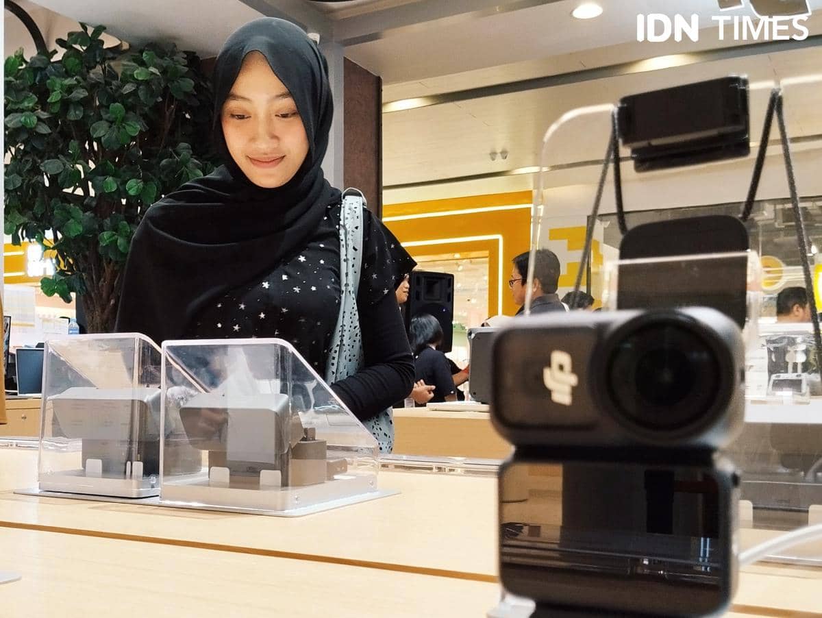 Pengunjung mencoba produk kamera di gerai DJI Experience Store di DP Mall Semarang. (IDN Times/Dhana Kencana)