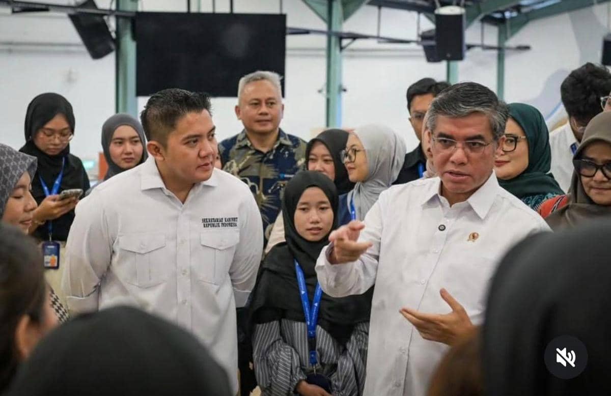 Sekretaris Kabinet, Teddy Indra Wijaya, bersama Menteri Ketenagakerjaan (Menaker), yassierli, meninjau tempat program magang nasional di salah satu perusahaan kosmetik, pada Selasa (27/1/2026) (Instagram/@sekretariat.kabinet)