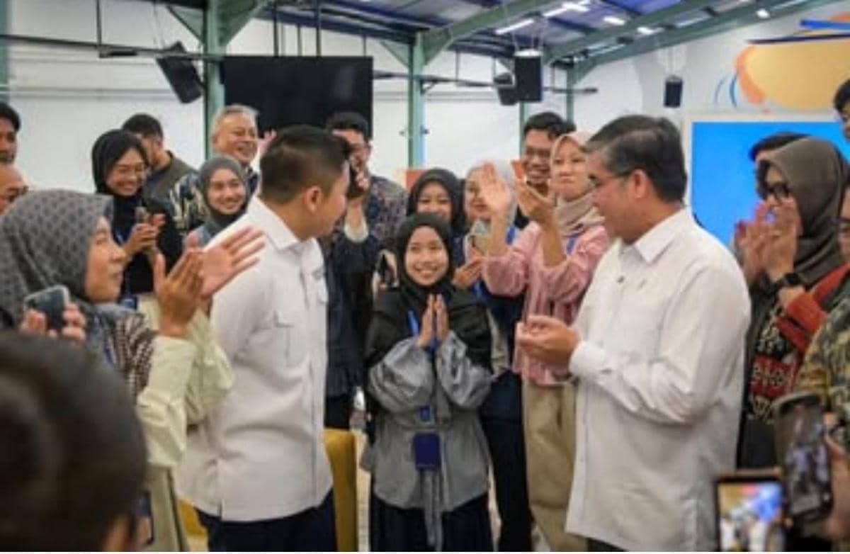 Sekretaris Kabinet, Teddy Indra Wijaya, bersama Menteri Ketenagakerjaan (Menaker), yassierli, meninjau tempat program magang nasional di salah satu perusahaan kosmetik, pada Selasa (27/1/2026) (Instagram/@sekretariat.kabinet)