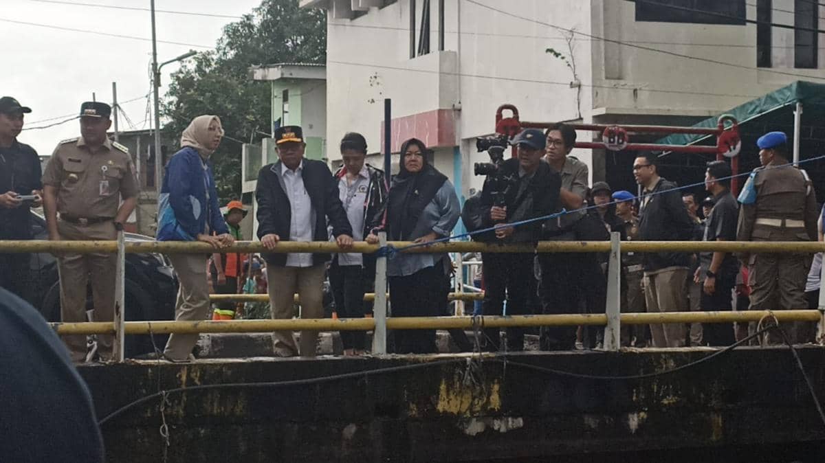 Gubernur DKI Jakarta Pramono Anung mengecek pengerukan kali di Cilincing