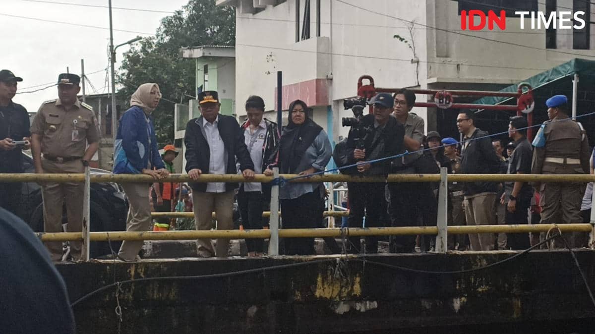 Gubernur DKI Jakarta Pramono Anung mengecek pengerukan kali di Cilincing