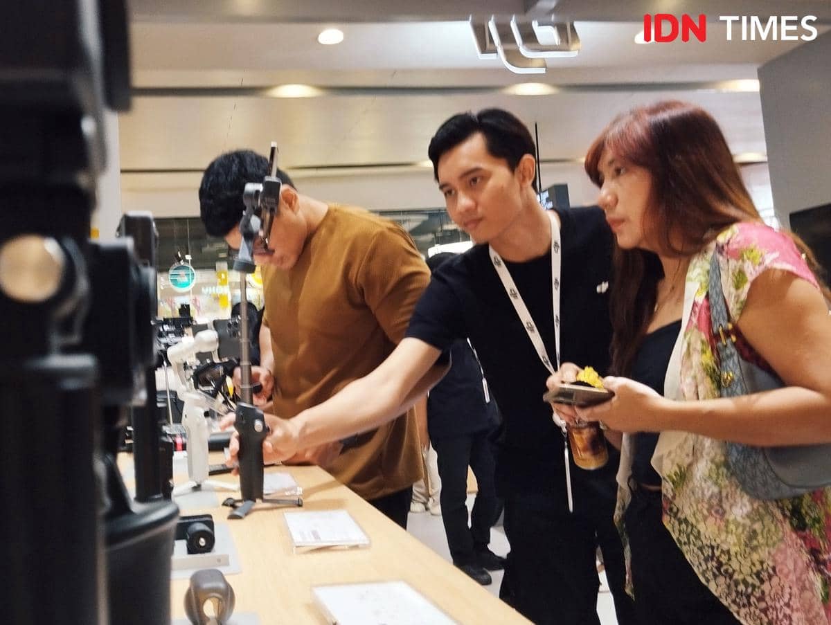 Pengunjung mencoba produk kamera di gerai DJI Experience Store di DP Mall Semarang. (IDN Times/Dhana Kencana)