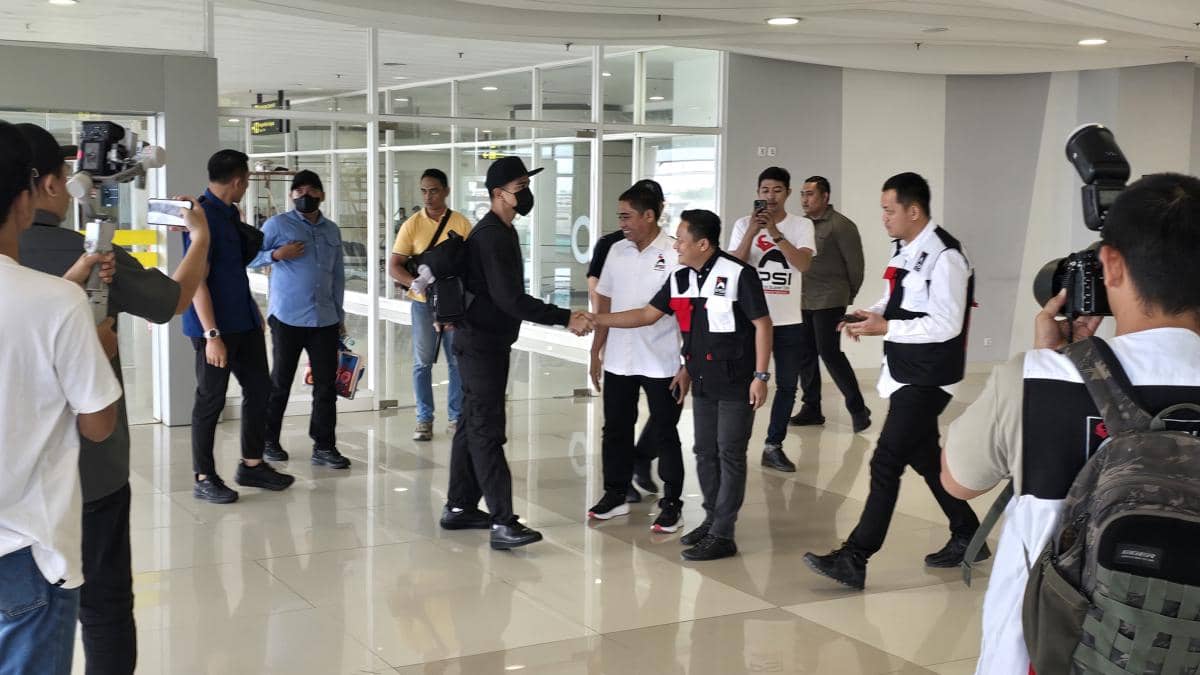 Ketua Umum PSI Kaesang Pangarep disambut meriah para kader saat tiba di Bandara Sultan Hasanuddin Makassar, Selasa (27/1/2026). (Dok. PSI Sulsel)