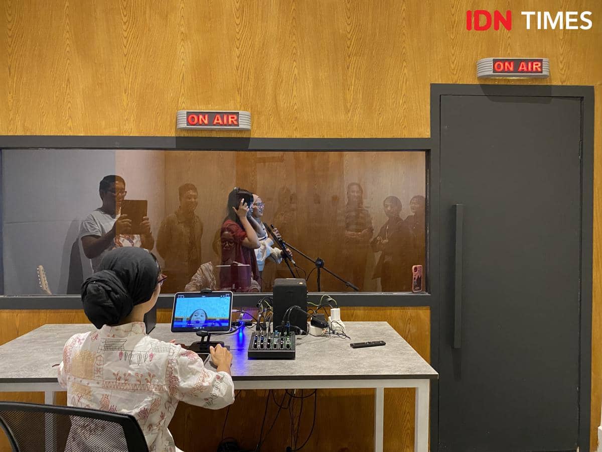 suasana pameran “Musik Miles Films: 30 Tahun Mendengar Terdengar” di Lokananta