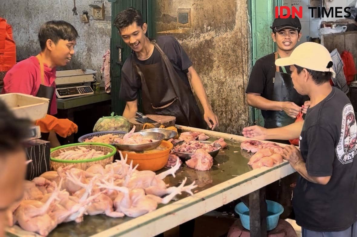 Pedagang ayam potong di Pontianak.