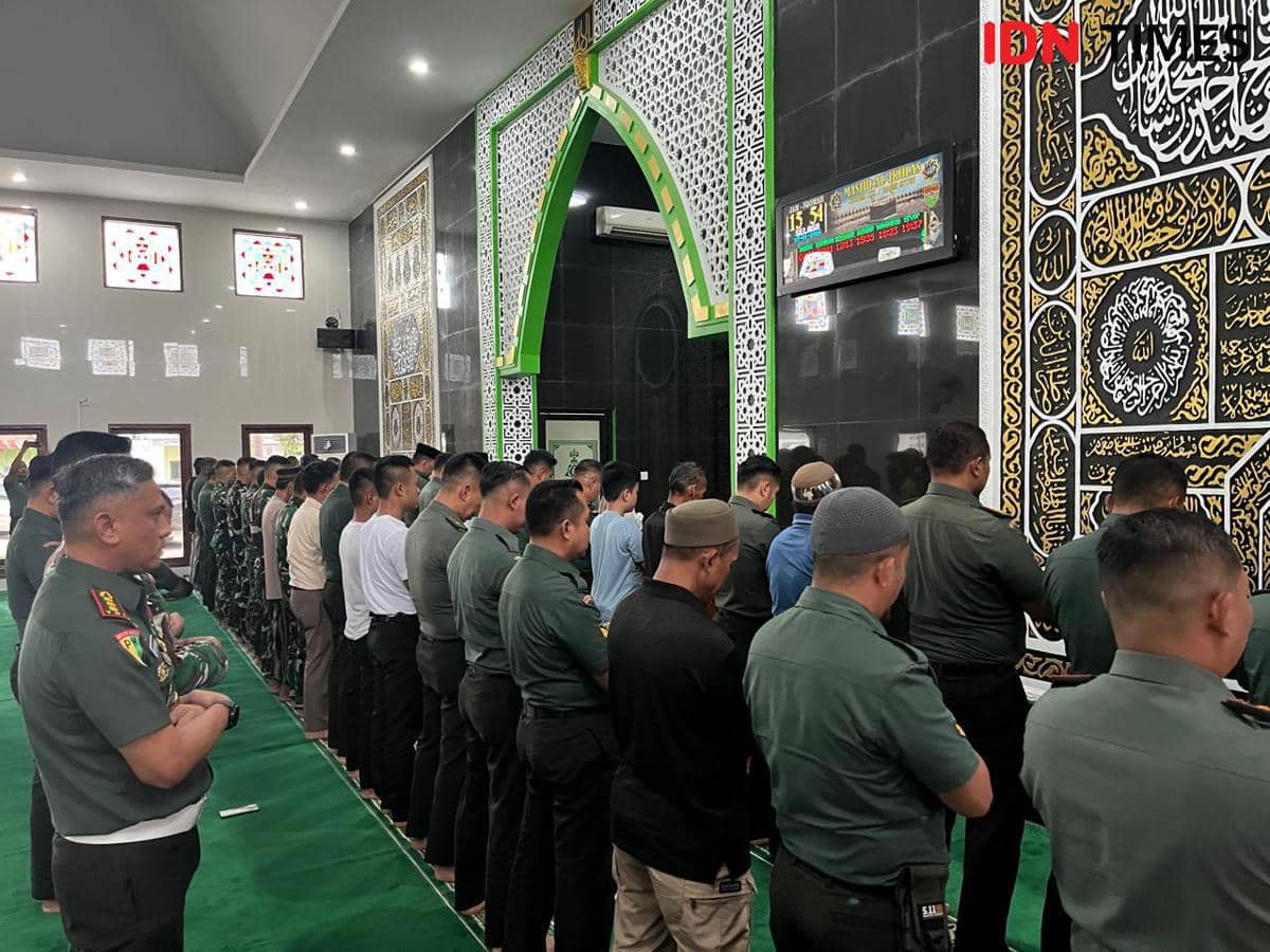 Kodam XXI/Radin Inten menggelar salat gaib dan doa bersama untuk korban bencana tanah longsor di Desa Pasirlangu, Kecamatan Cisarua, Kabupaten Bandung Barat, Jawa Barat. 
