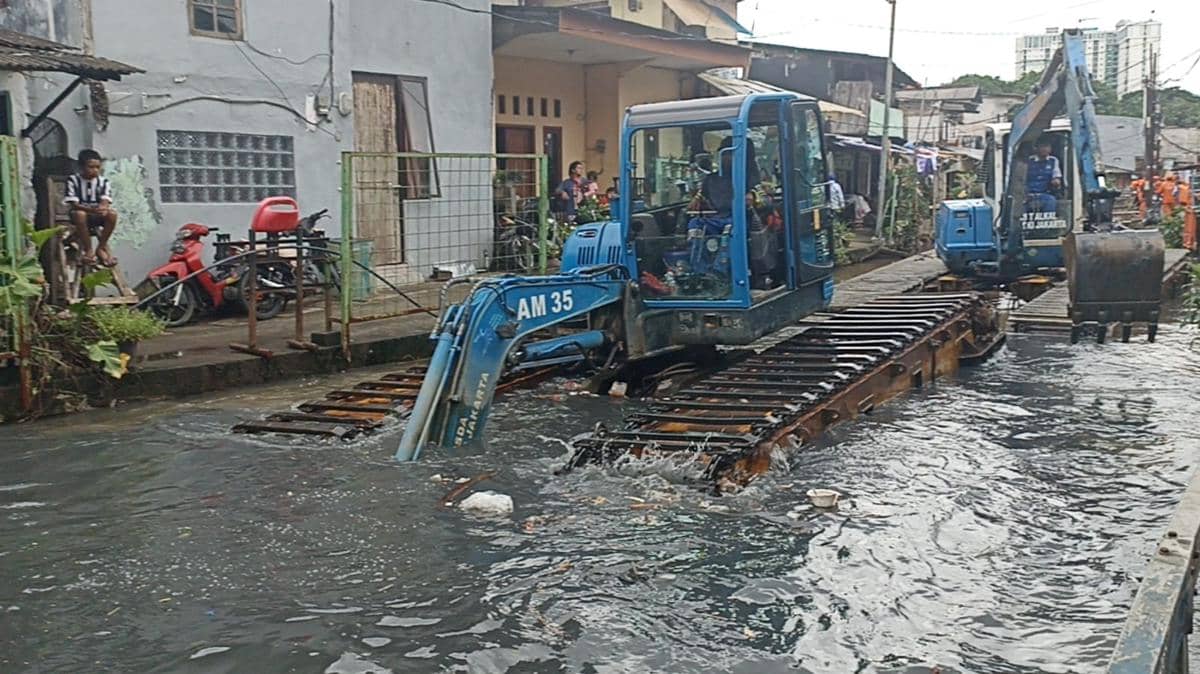 Ilustrasi pengerukan, Dinas SDA DKI Jakarta melakukan pengetikan Kali Cakung Lama Cilincing Jakarta Utara