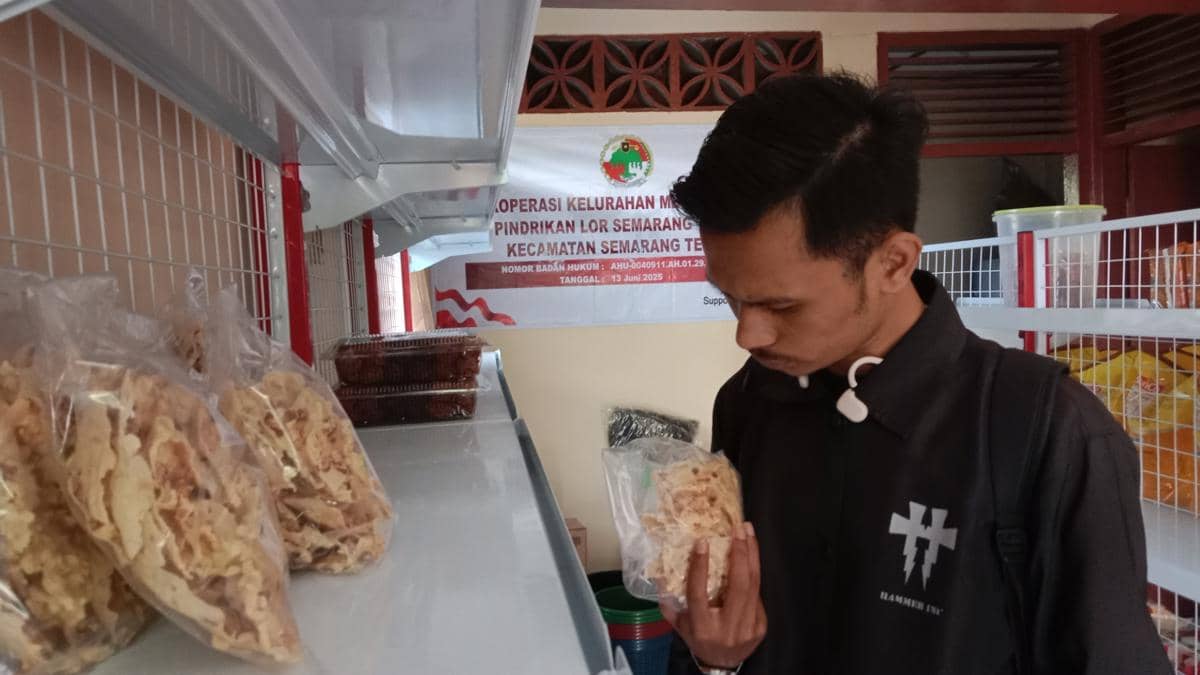 Seorang pria melihat-lihat cemilan yang dijual di Kopdes Pendrikan Lor Semarang. (IDN Times/Fariz Fardianto) 