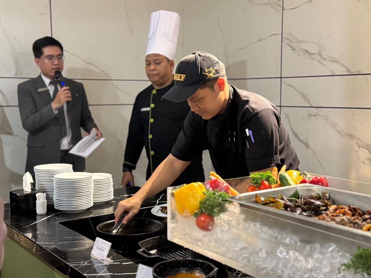 Potret chef yang menyajikan makanan di Grand Whiz Praxis Surabaya 