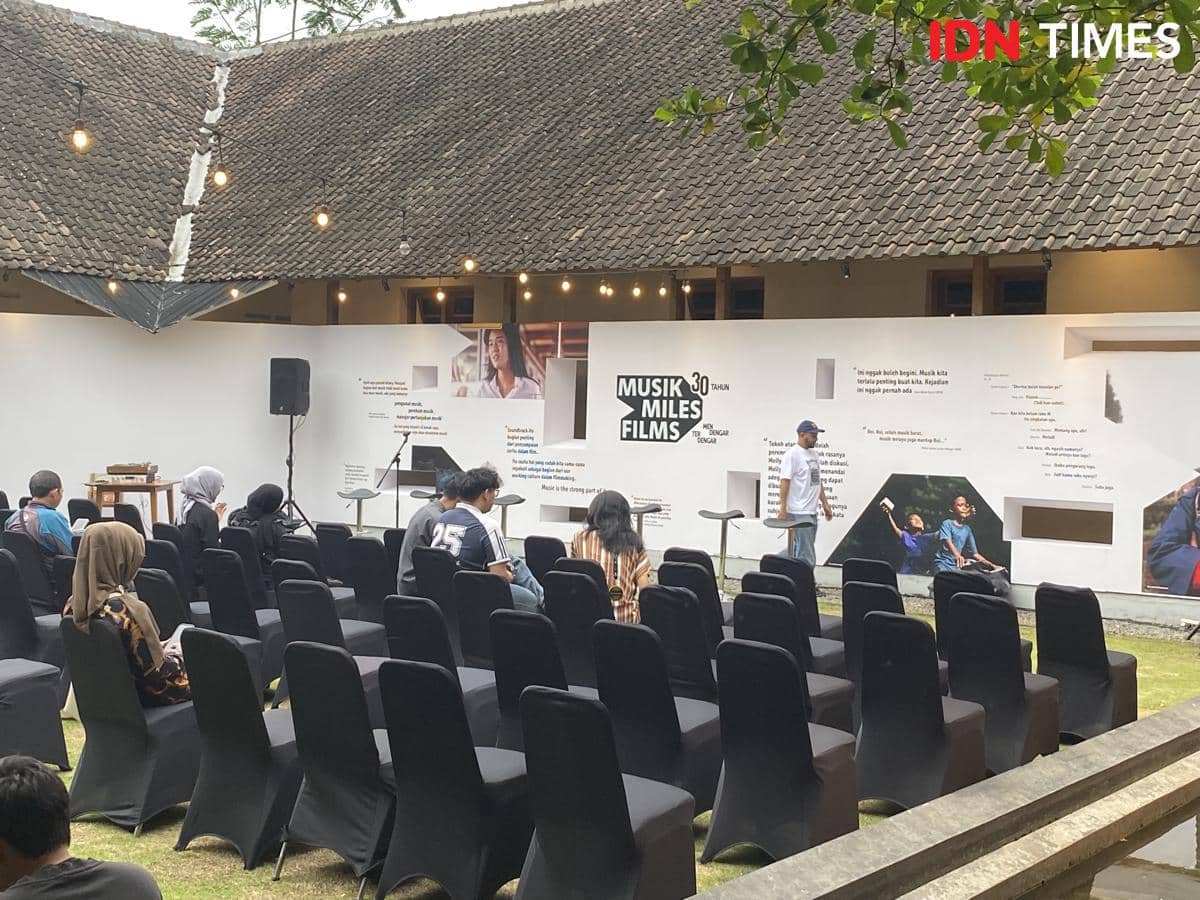 suasana pameran “Musik Miles Films: 30 Tahun Mendengar Terdengar” di Lokananta