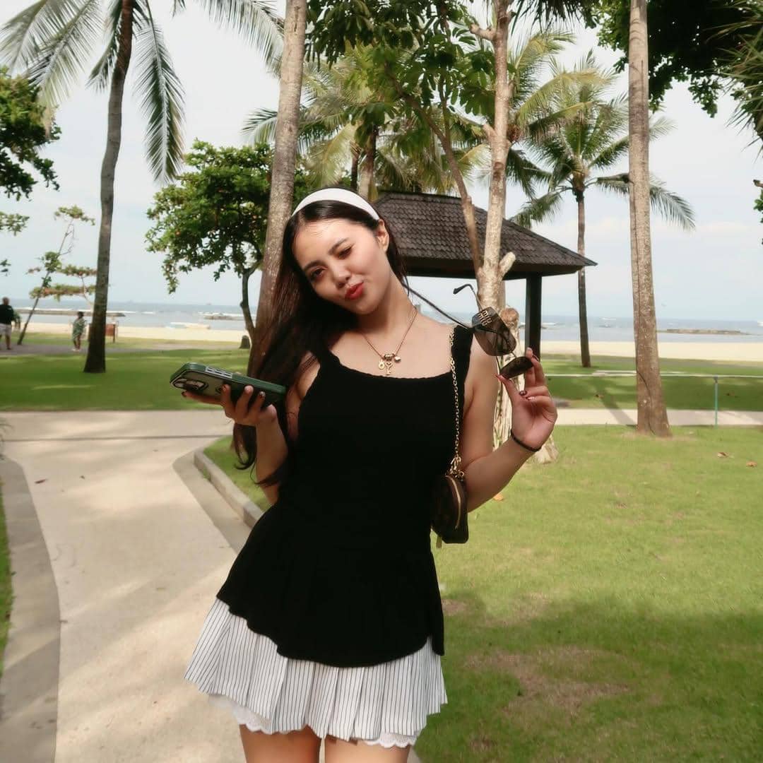 OOTD Rania Marchella, adik Ranty Maria