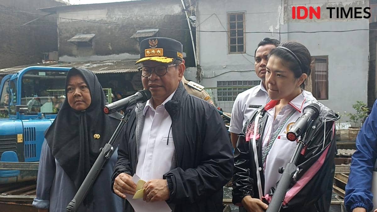 Gubernur DKI Jakarta Pramono Anung mengecek pengerukan kali di Cilincing
