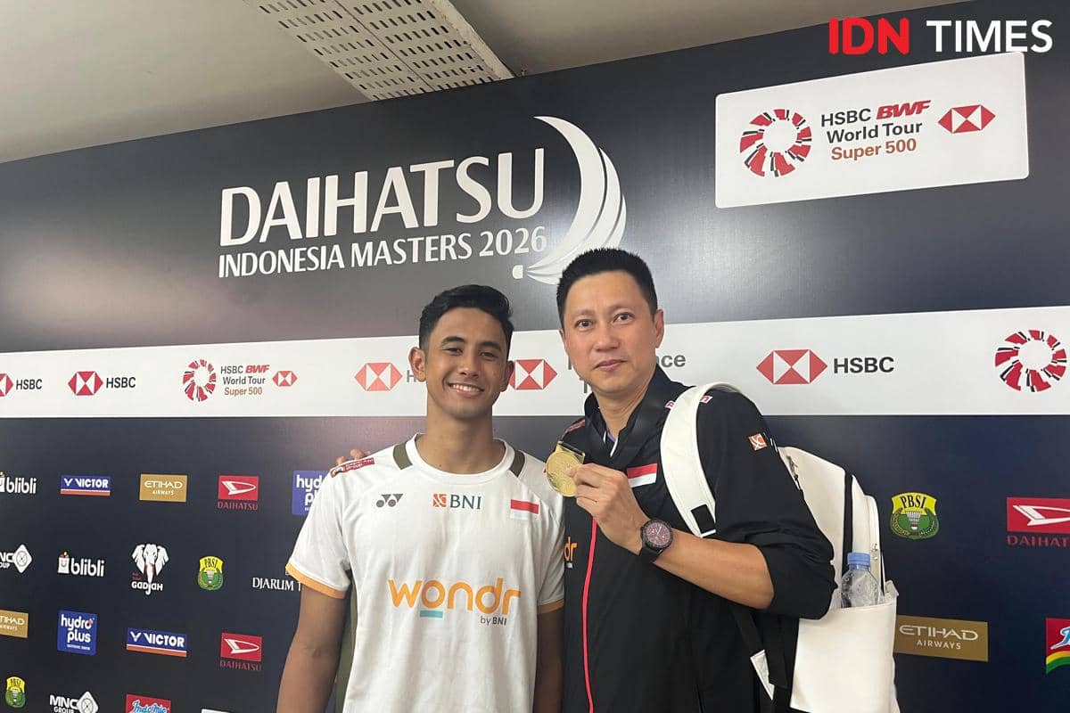 Alwi Farhan bersama pelatih Indra Wijaya usai menjadi juara di Indonesia Masters 2026 