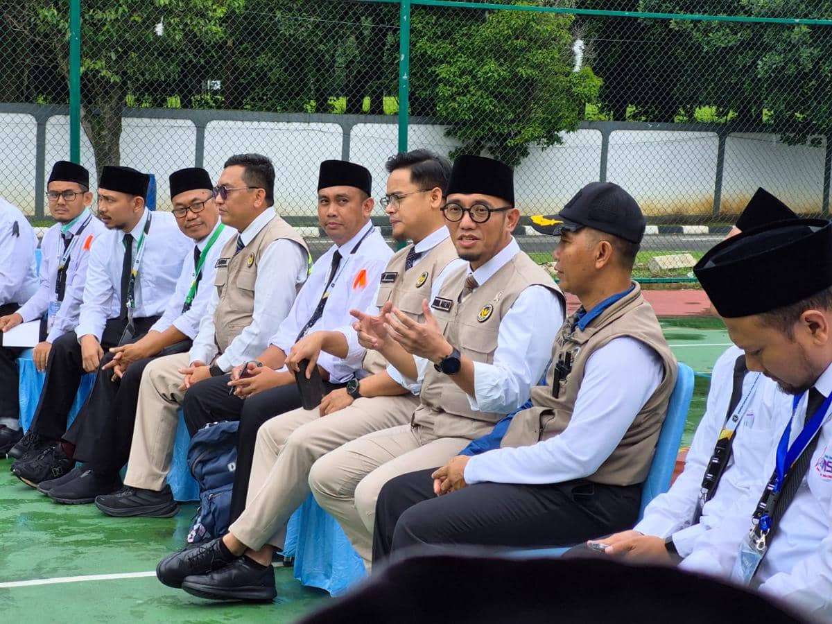 Wakil Menteri Haji dan Umrah RI Dahnil Anzar beserta jajaran berdialog dengan awak media di sela-sela Diklat PPIH 2026 (IDN Times/Yogie Fadila)