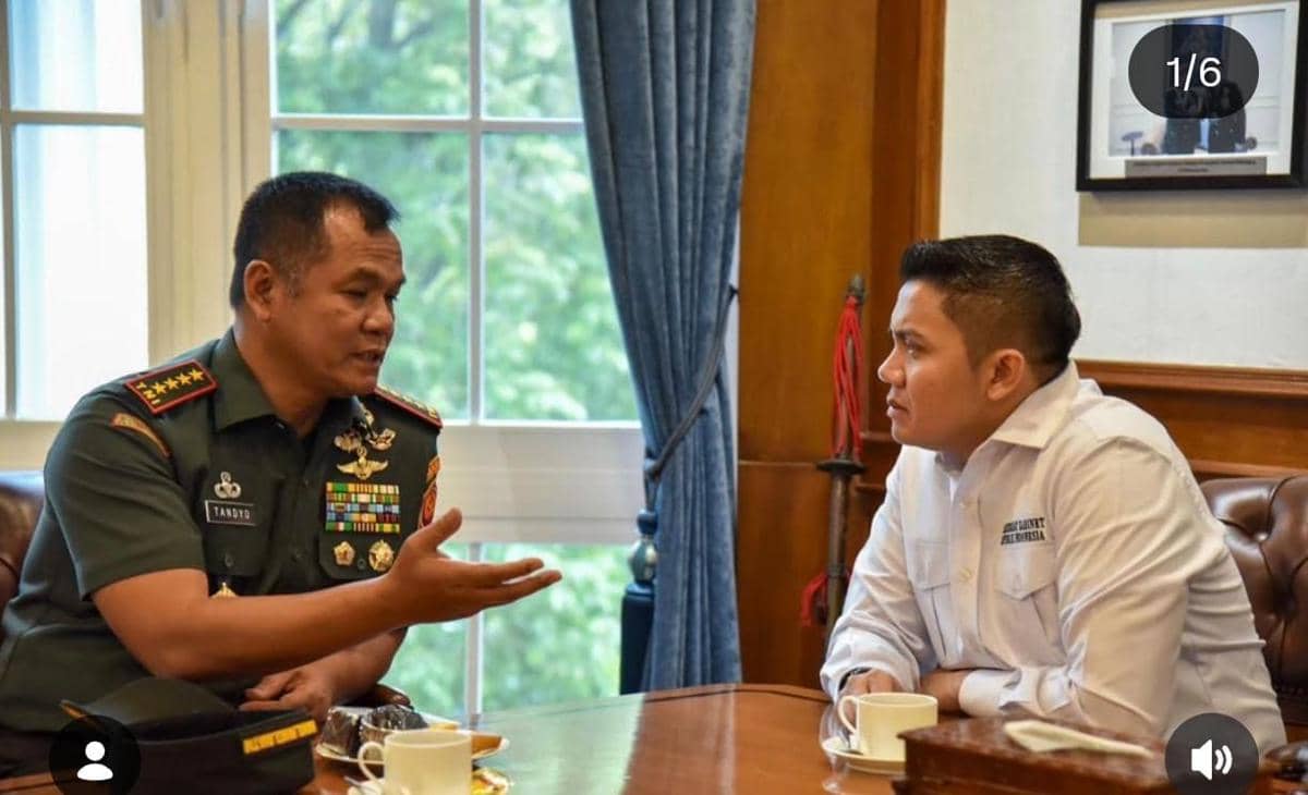 Sekretaris Kabinet, Teddy Indra Wijaya, menerima Wakil Panglima TNI, Jenderal TNI Tandyo Budi Revita (Instagram/@sekretariat.kabinet)