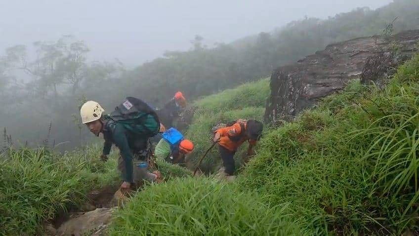 Tim SAR gabungan saat melakukan pencarian korban kecelakaan pesawat ATR 42-500 di Gunung Bulusaraung, Kabupaten Pangkep, Sulsel. (Dok. Basarnas Sulsel).