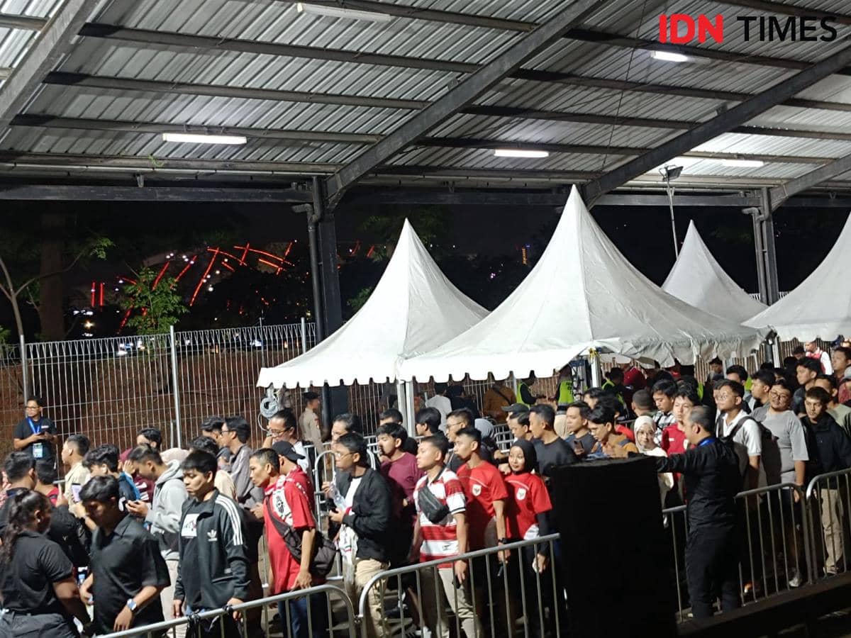Antrean suporter Timnas Futsal Indonesia saat duel melawan Korea Selatan (IDN Times / Tino Satrio)
