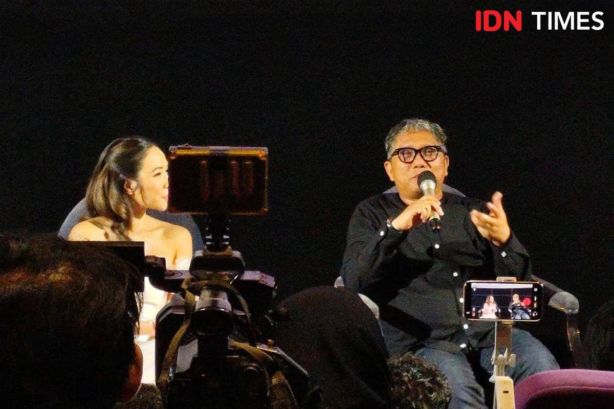 Memakai Breaking the Fourth Wall untuk mendekatkan isu utama kepada penonton.jpg