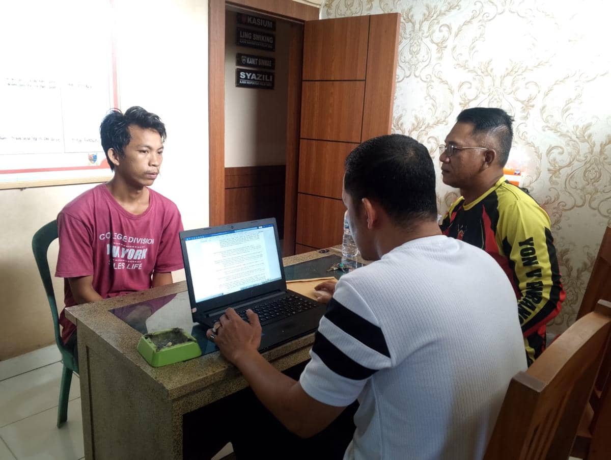 Pelaku penganiayaan yang menyebabkan korban meninggal dunia, Hartono (25) pada saat dilakukan pemeriksaan polisi. 