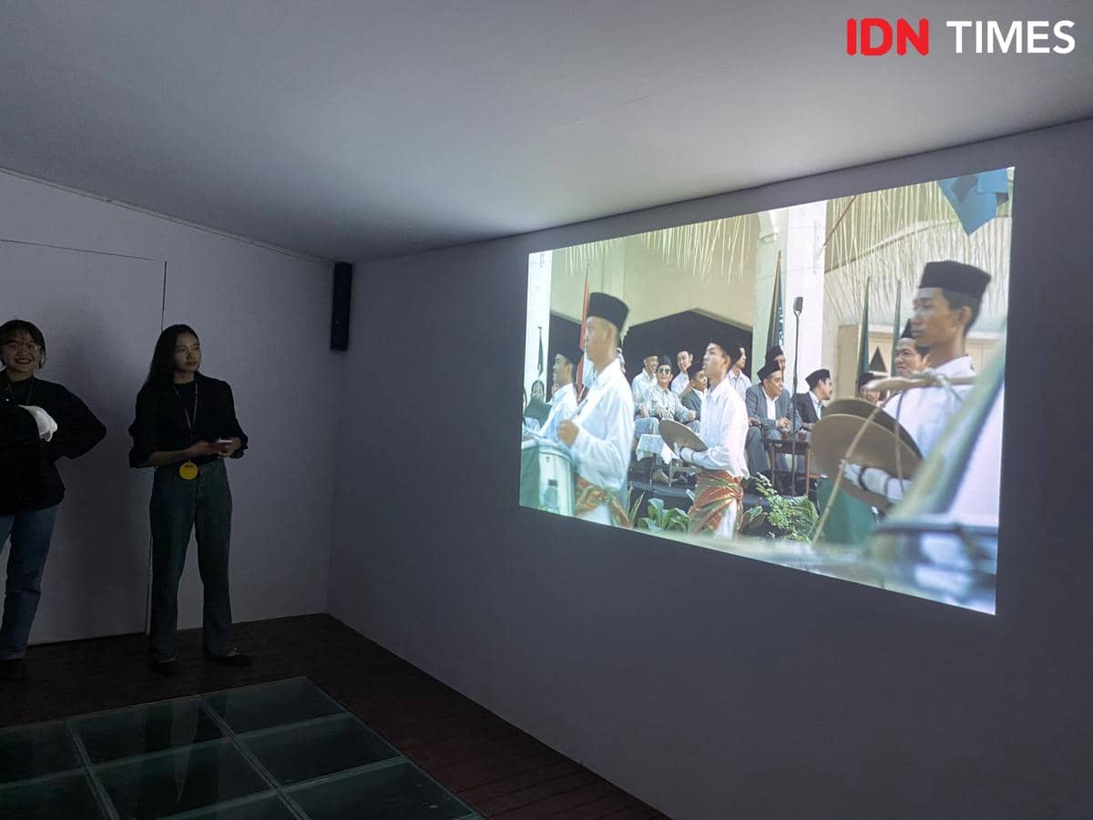 suasana pameran “Musik Miles Films: 30 Tahun Mendengar Terdengar” di Lokananta