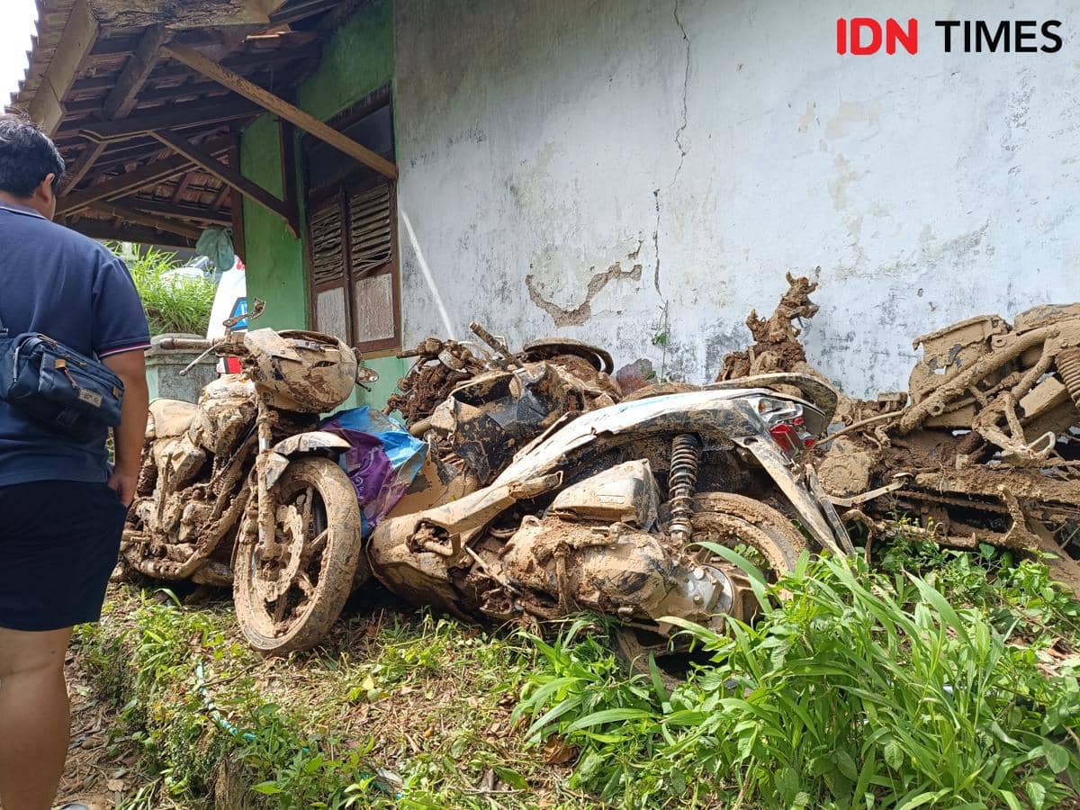 Pencarian korban longsor Pasirlangu, Cisarua, Kabupaten Bandung Barat. IDN Times/Debbie Sutrisno