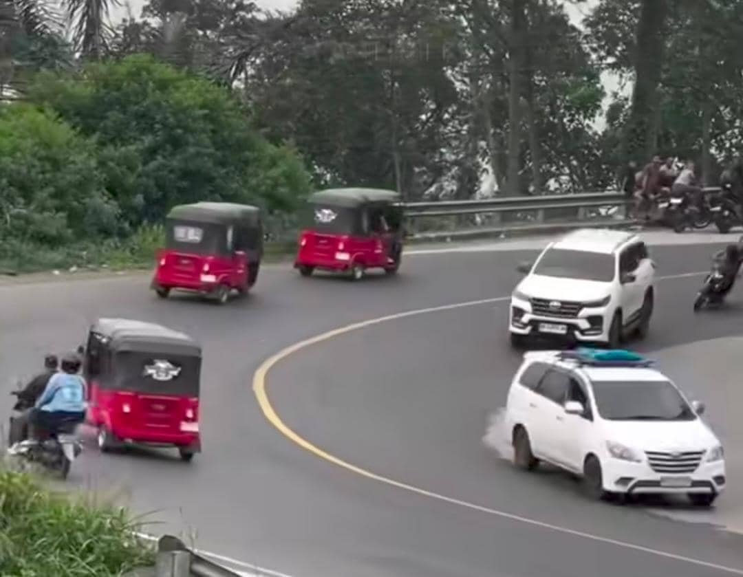 Tampak bajaj Maxride berderet disekitaran Medan-Berastagi (Dok. Istimewa)