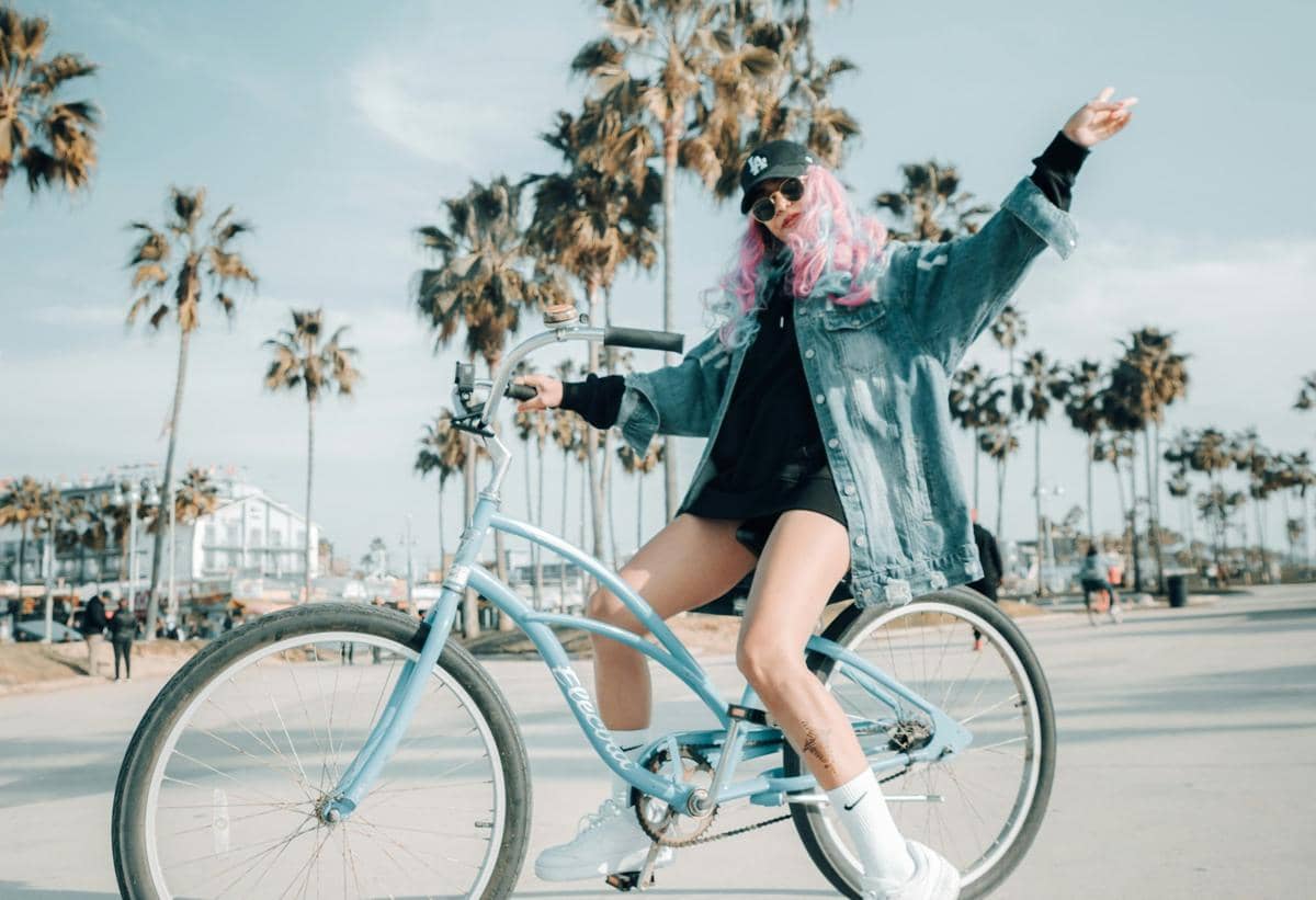 Ilustrasi bersantai dengan bersepeda (unsplash.com/Photo by Bobby)