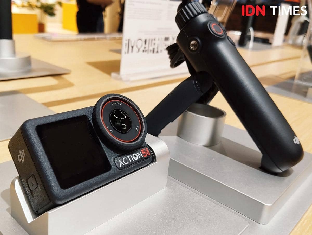 Produk kamera aksi atau action camera di gerai DJI Experience Store di DP Mall Semarang. (IDN Times/Dhana Kencana)