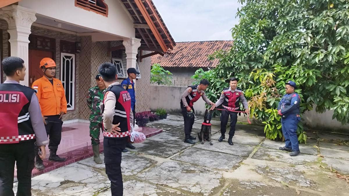 Operasi SAR pencarian terhadap korban Mbah Kaliman oleh personel gabungan.