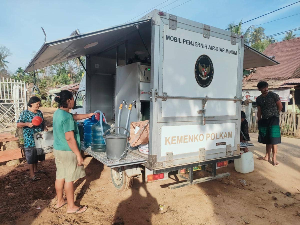 Kemenko Polkam terjunkan mobil Water Treatment untuk korban banjir Sumatera dan Aceh. 