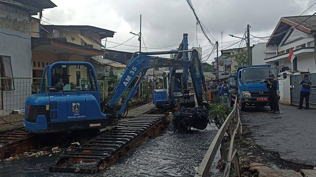 Ilustrasi pengerukan, Dinas SDA DKI Jakarta melakukan pengetikan Kali Cakung Lama Cilincing Jakarta Utara