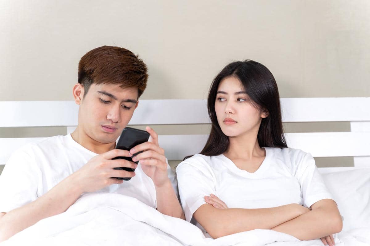 8 Ciri pria selingkuh yang paling sering terjadi