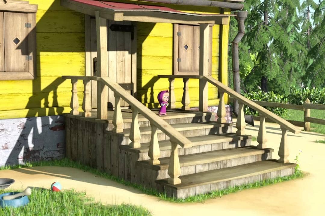 Masha hendak menuruni tangga rumahnya