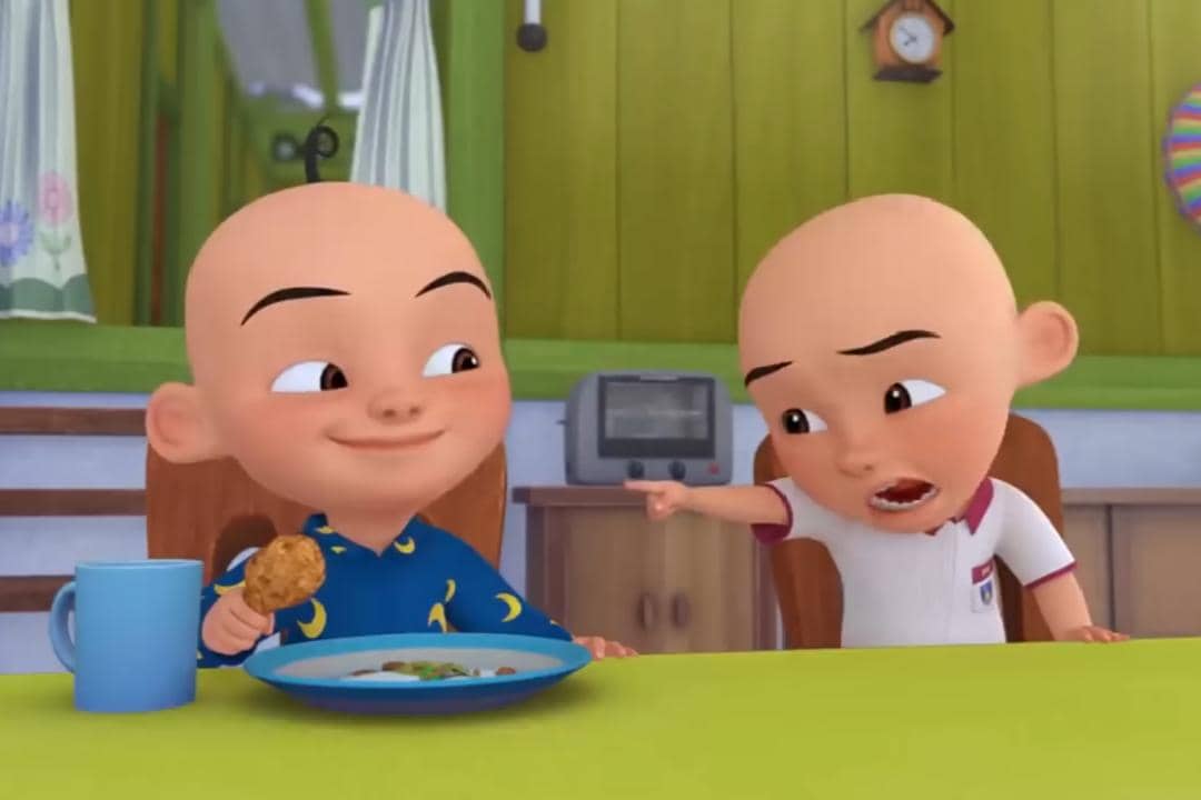 Ipin merasa iri pada Upin yang bisa terang-terangan makan ayam goreng ketika bulan Puasa