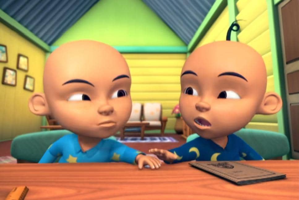 Upin dan Ipin rebutan penghapus karet yang ada di meja belajar mereka
