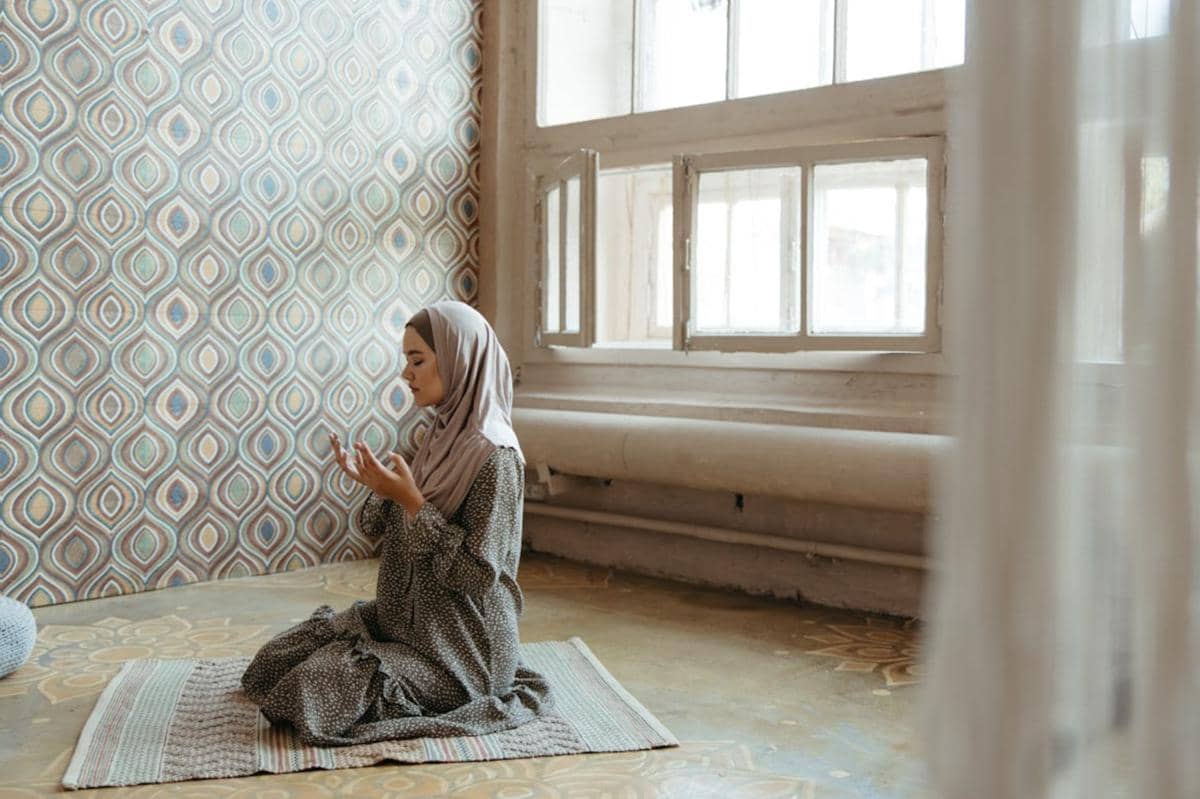 ilustrasi seseorang berdoa setelah salat