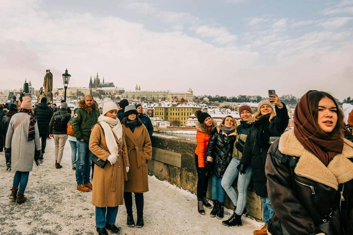 ilustrasi orang mengikuti walking tour
