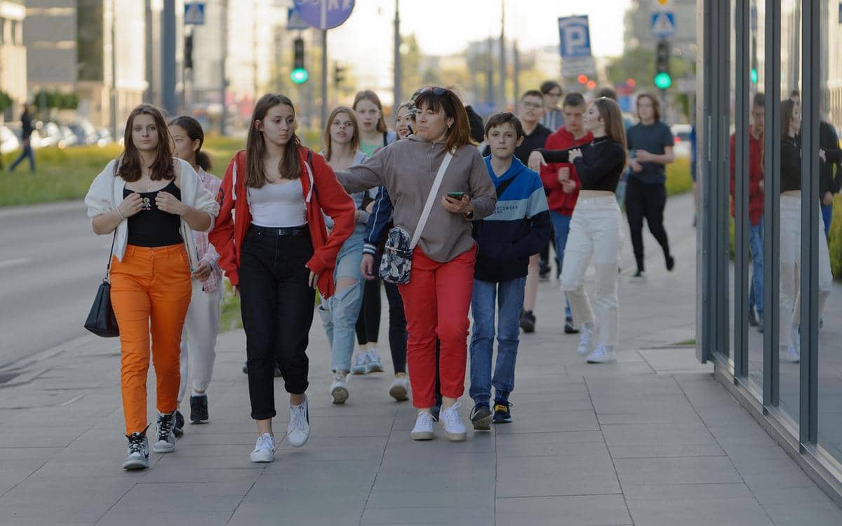 ilustrasi orang mengikuti walking tour