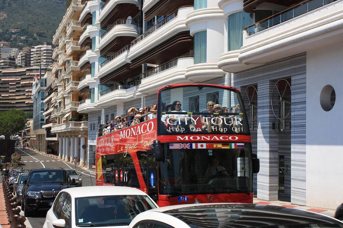 ilustrasi mengikuti city tour bus 