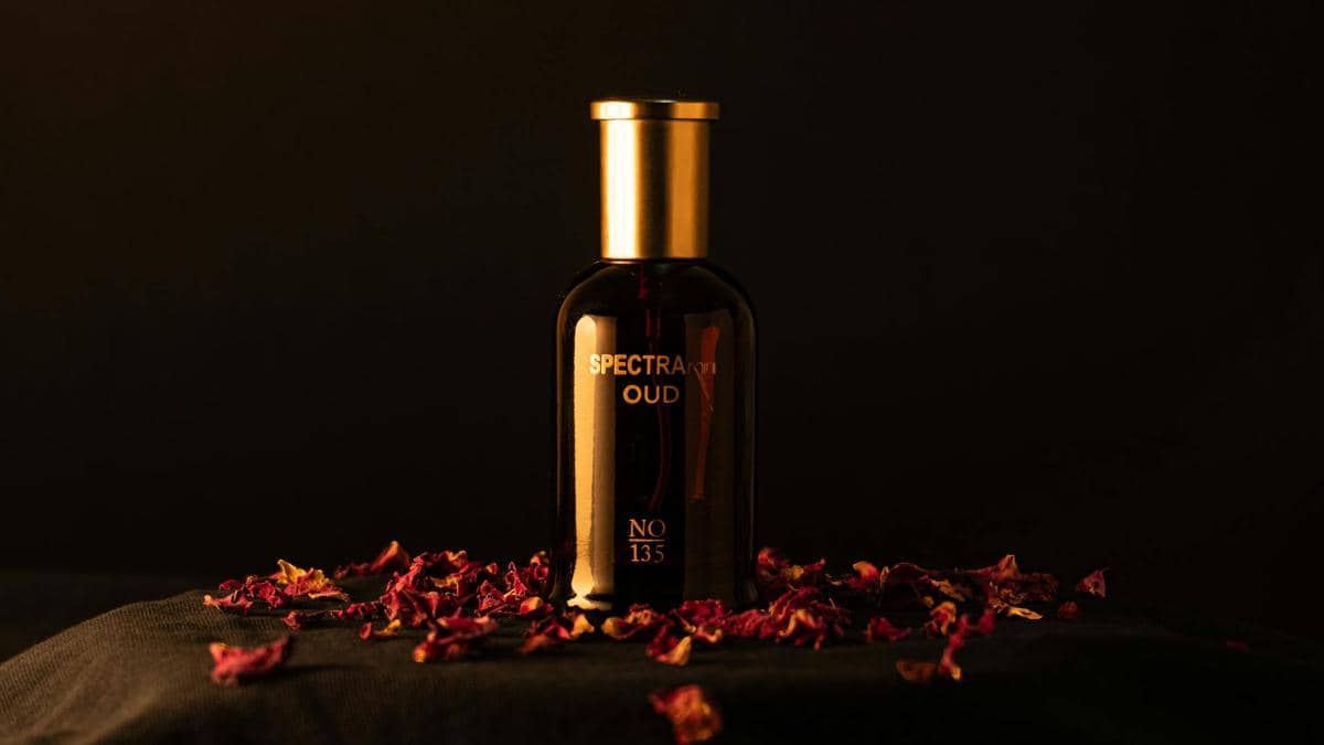 Ilustrasi parfum dengan aroma oud