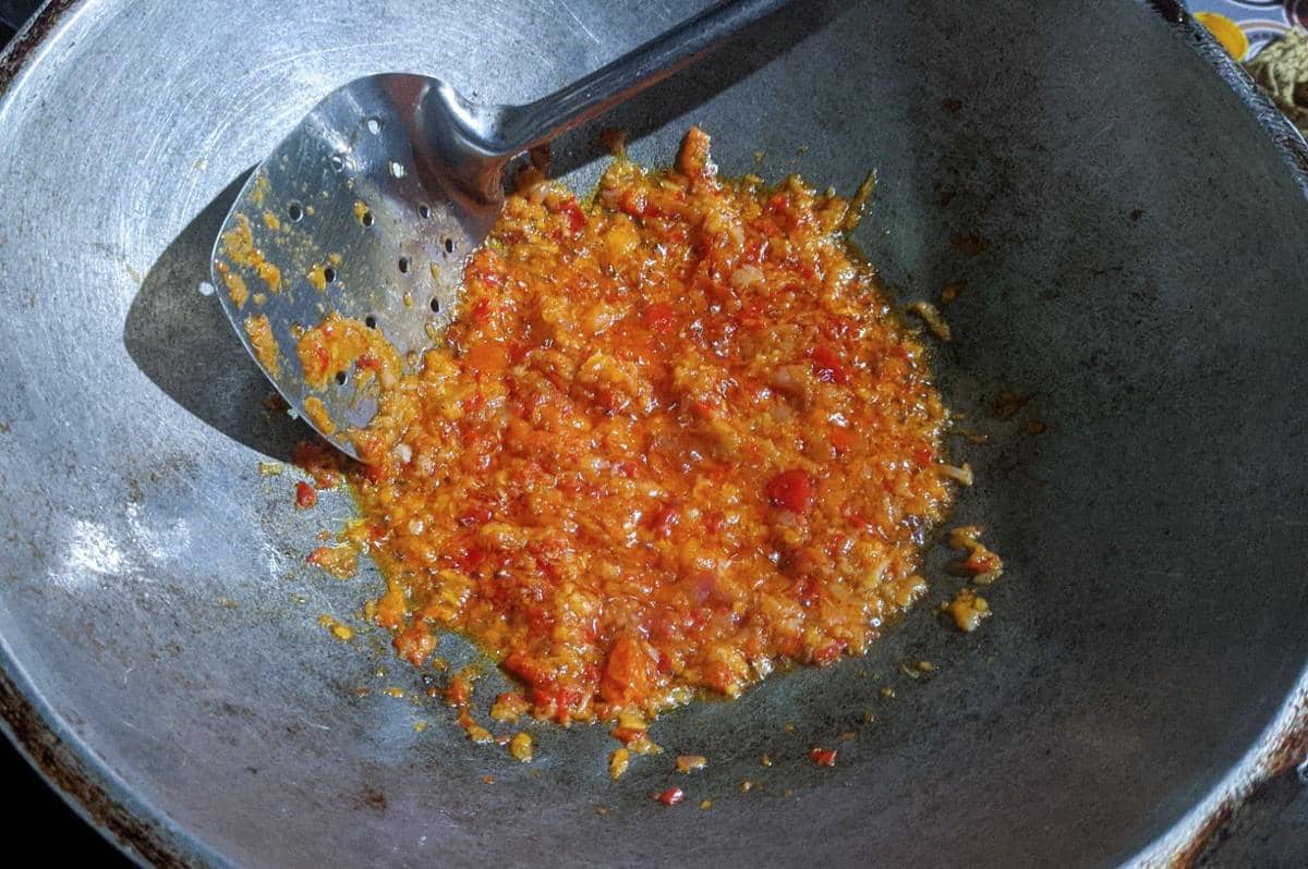 ilustrasi memasak bumbu di atas wajan