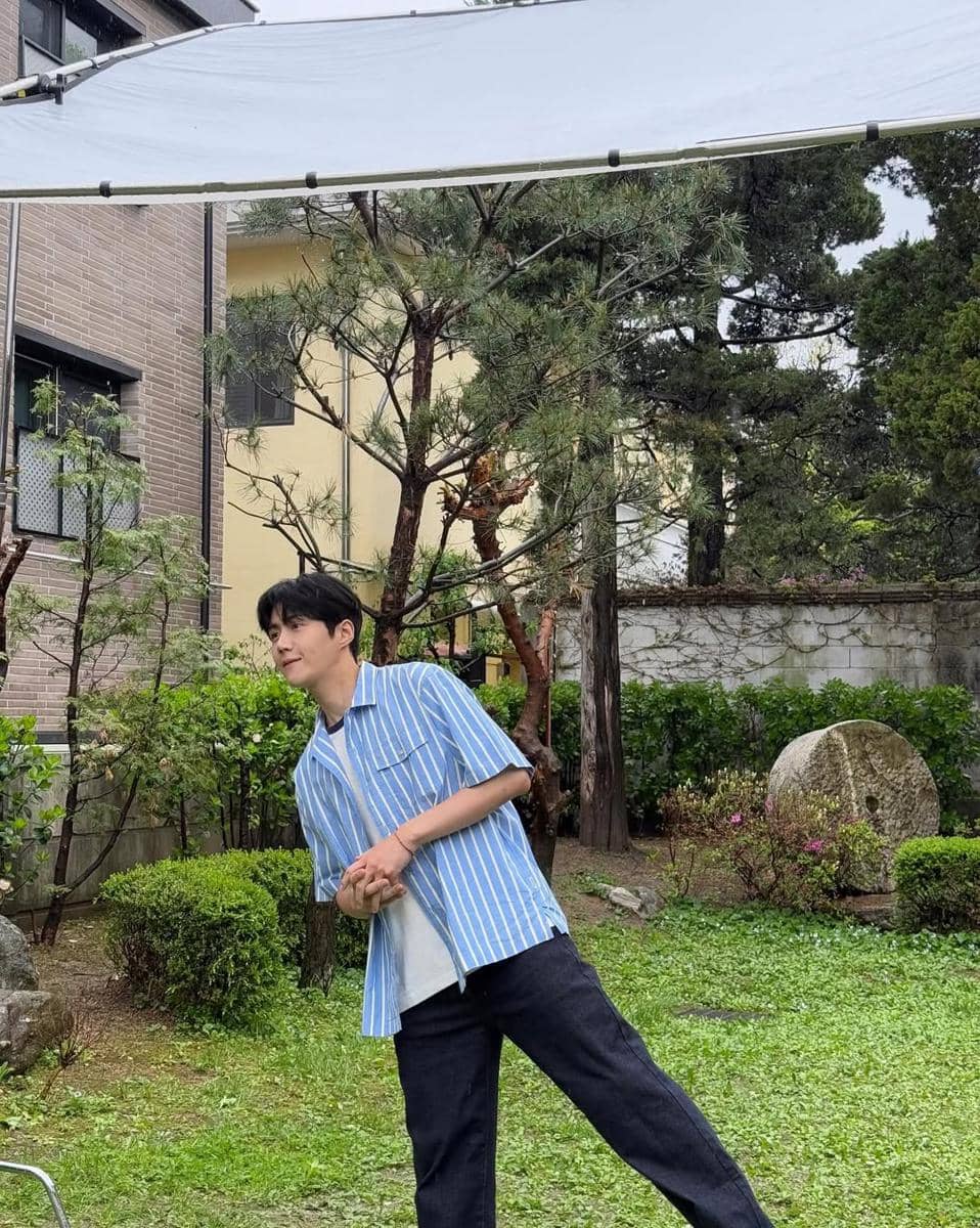 inspirasi style dengan outer ala Kim Seon Ho